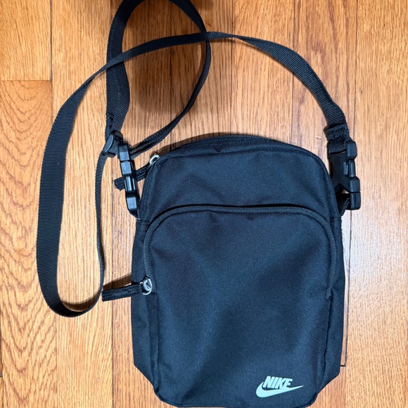 Nike Heritage Crossbody Bag (4L) - Picture 2 of 6